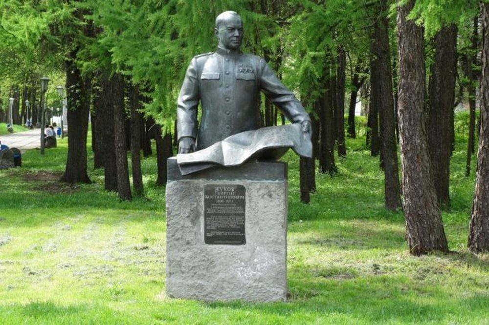 Украинские нацисты снесли памятник Жукову под Киевом