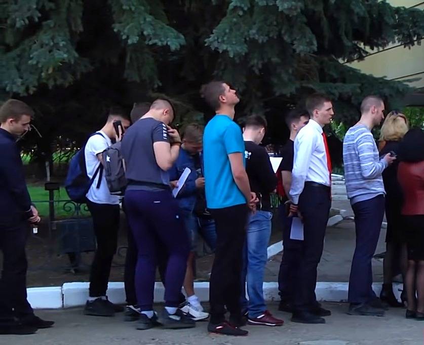 О чем говорят жители Донбасса в очередях за российскими паспортами