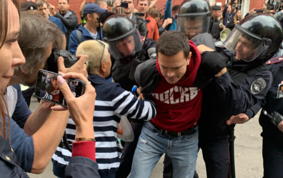 Массовые аресты: прокуратура предостерегла москвичей от участия в митинге