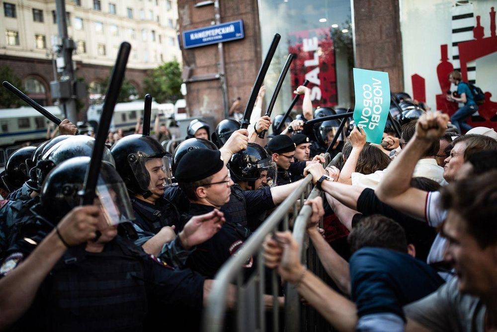 Более тысячи человек задержано в Москве в ходе незаконных протестов