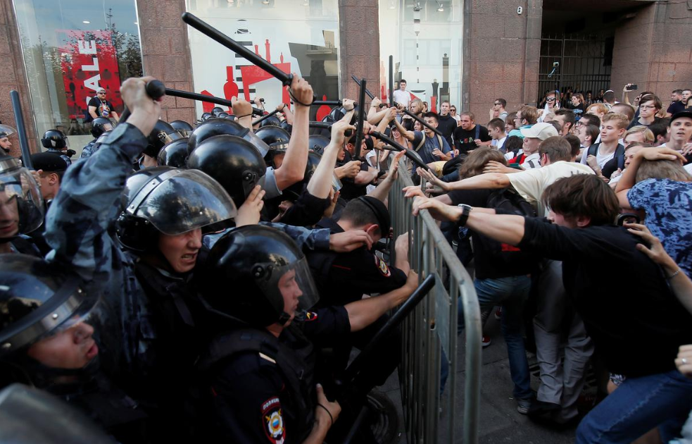 Кровь и жестокость: зарубежные СМИ демонизируют протесты в Москве
