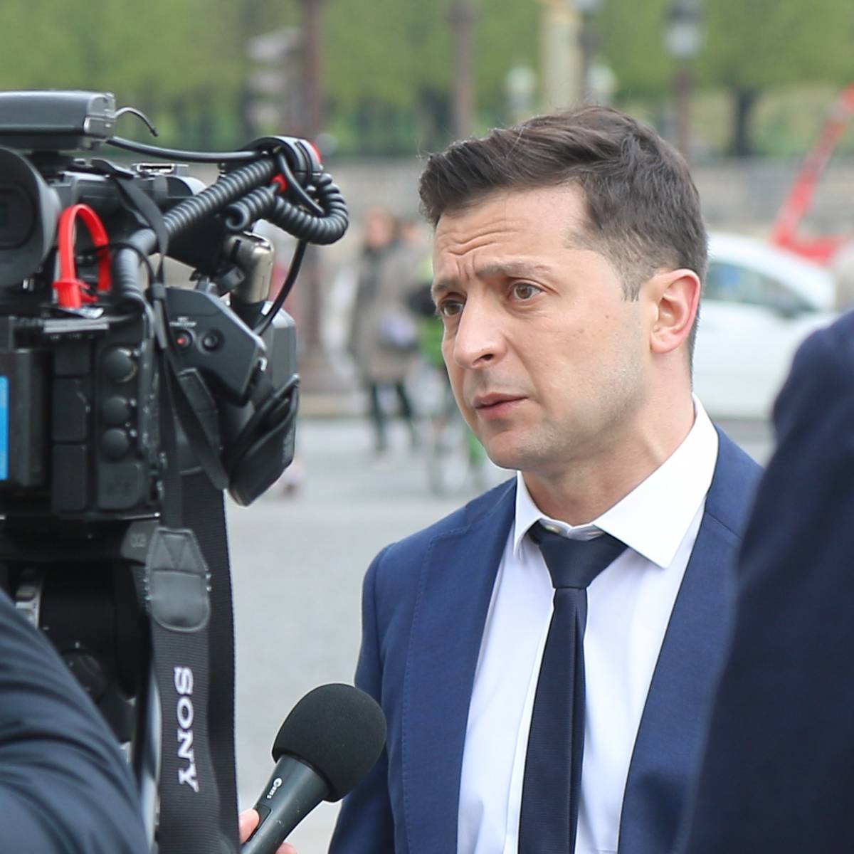 Зеленский срочно позвонил Путину, чтобы обсудить ситуацию в Донбассе Зеленский срочно позвонил Путину, чтобы обсудить ситуацию в Донбассе