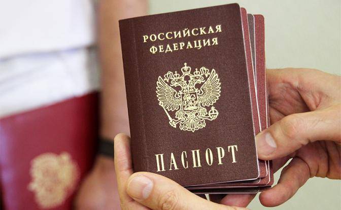 Балтия хором ополчилась на российские паспорта жителей Донбасса