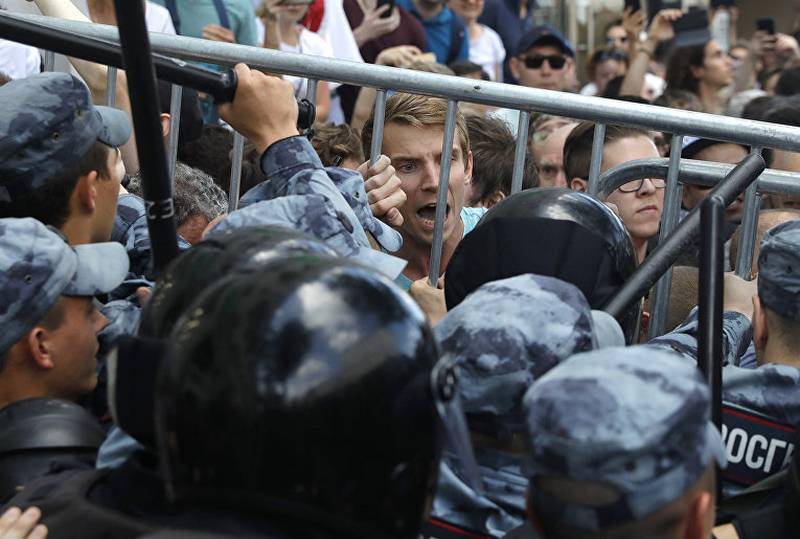 «Борьба за огромные деньги»: европейский эксперт о протестах в Москве
