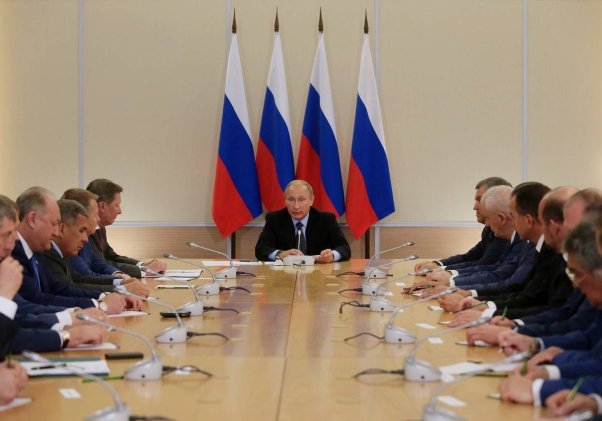 СМИ США: Путин не всемогущ, за ним стоят губернаторы
