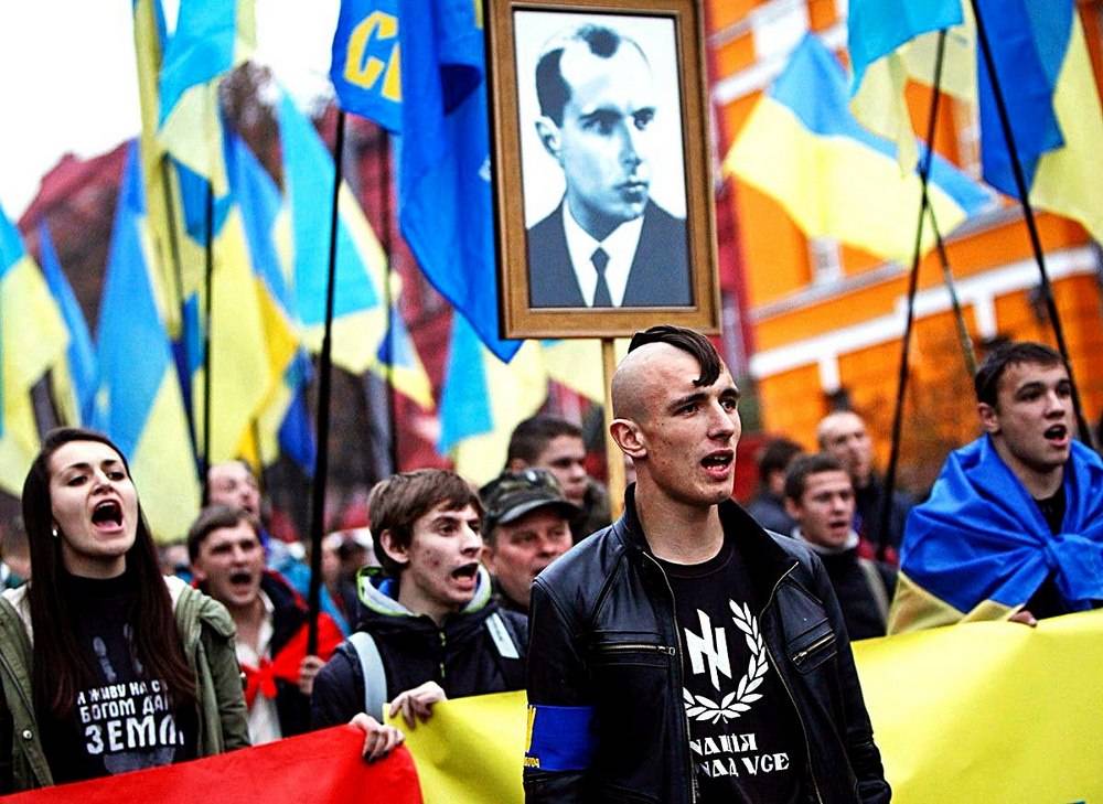 Украинские наци порезали одежду мужчине из-за российской символики