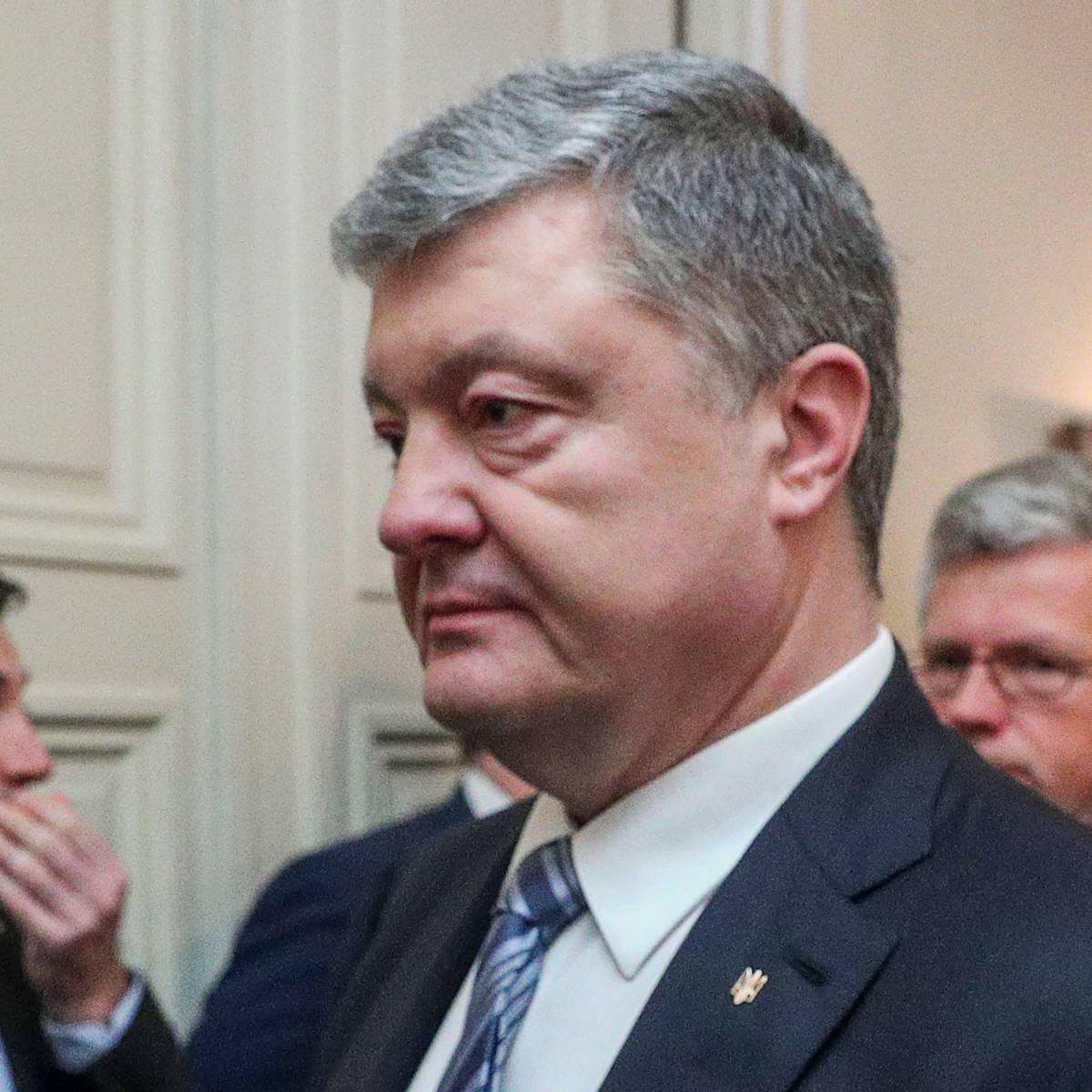 Порошенко забросали яйцами после допроса в Киеве