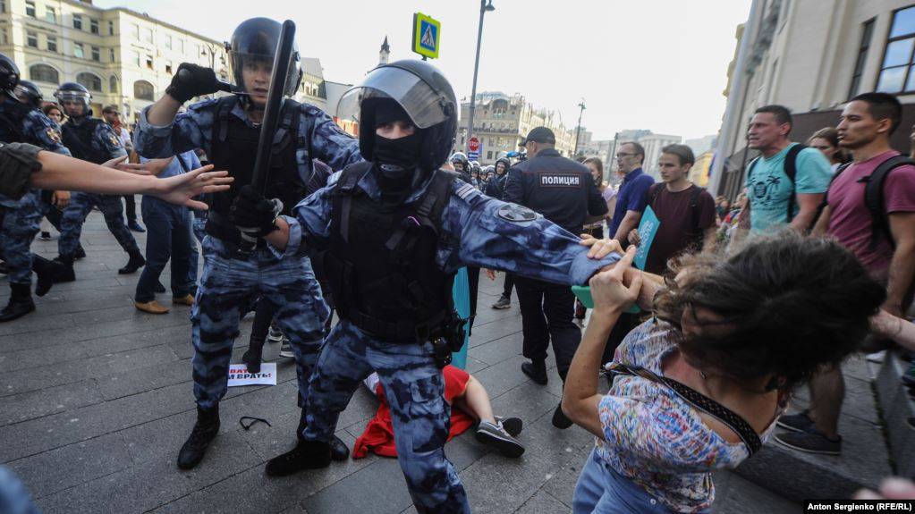 Путин рискует, позволяя разгораться насилию на митингах