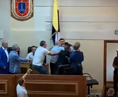 Депутаты в Одессе устроили драку за кресло главы облсовета Депутаты в Одессе устроили драку за кресло главы облсовета