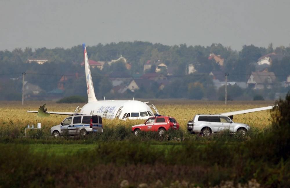 Пилоты, посадившие самолет в Подмосковье, стали Героями России