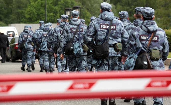 В борьбе с протестами Росгвардии приказали взяться за стволы В борьбе с протестами Росгвардии приказали взяться за стволы