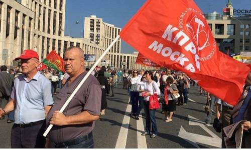 КПРФ вышла на митинг протеста. Против протестующих против Кремля