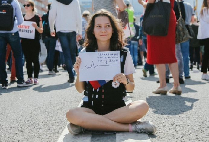 Соболь вовлекает молодежь в протест, эксплуатируя образ Оли "Конституции"