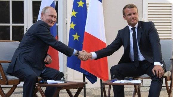 Путин во Франции обговорил с Макроном ситуацию на Донбассе и Украине