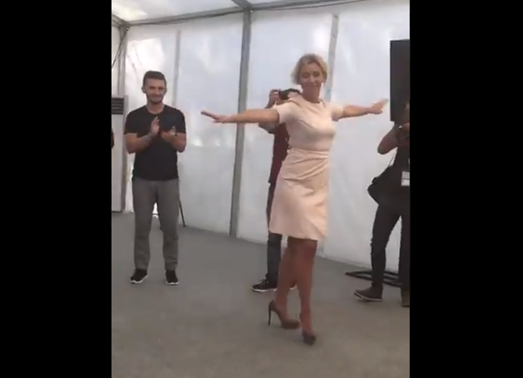 Опубликовано видео с танцующей лезгинку Захаровой