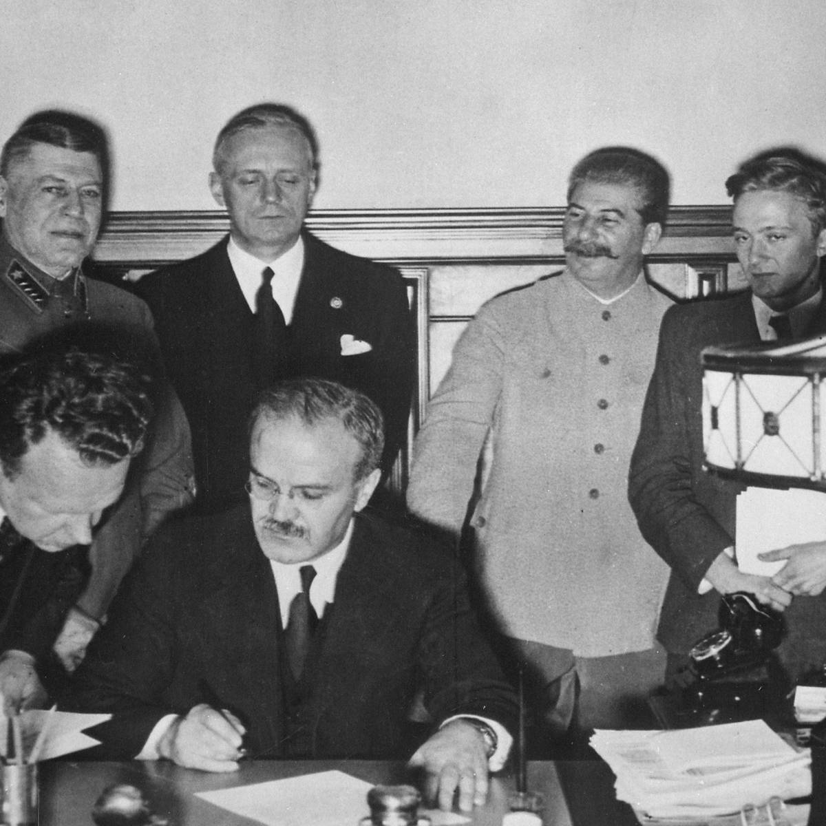 Пакт Молотова-Риббентропа: как Сталин расстроил планы Запада