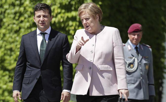 Запад все решил: Меркель упорно посылает Зеленского к Путину