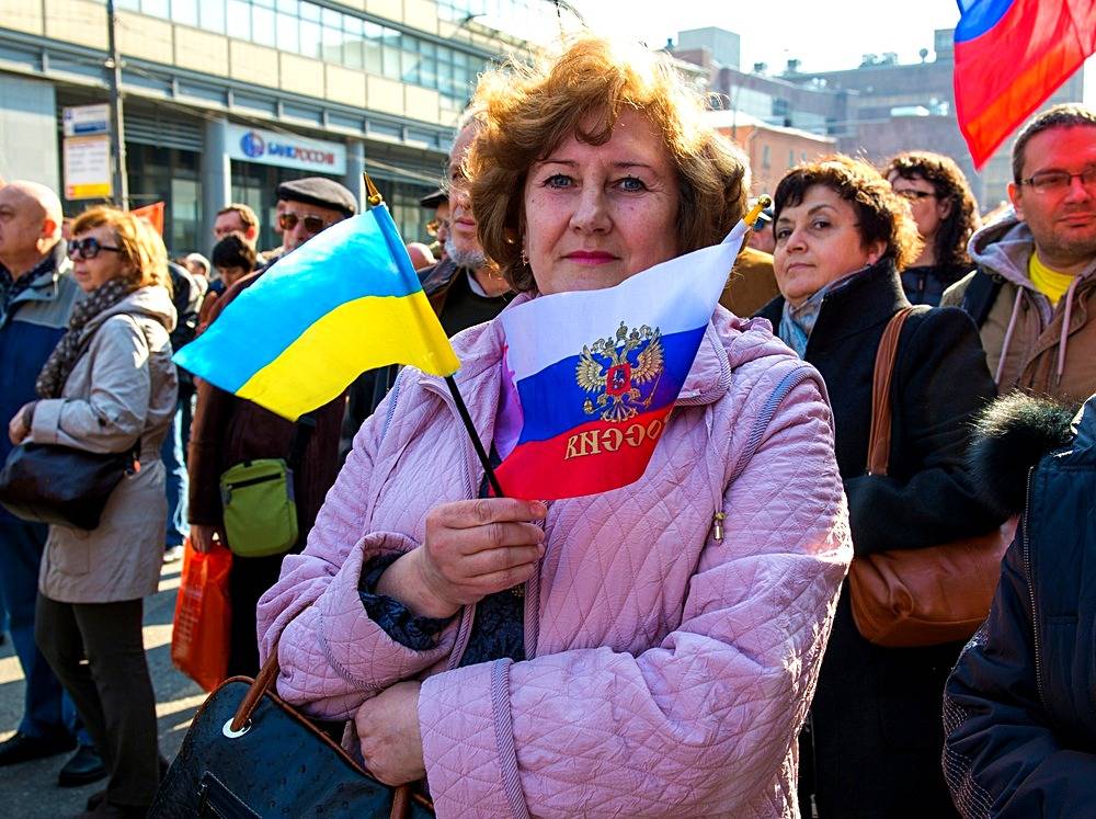 Десятки тысяч крымчан спешат получить украинские паспорта Десятки тысяч крымчан спешат получить украинские паспорта