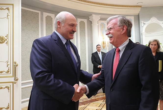 Лукашенко пожаловался Болтону на Путина