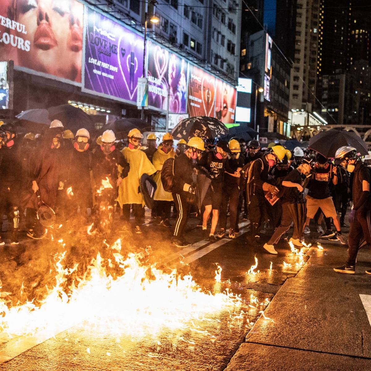 «Коктейли Молотова» в полицию: в Гонконге прошла самая жесткая акция