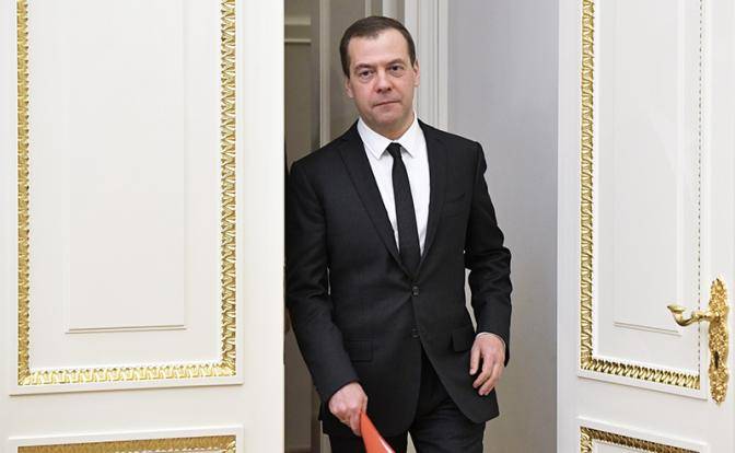Медведев: СССР нет, это государство вам ничего не должно