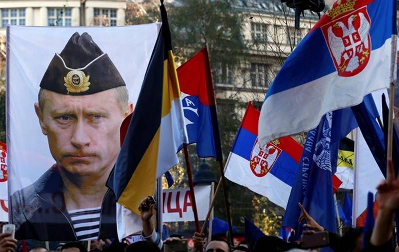 Сербия «продает» себя Западу, пугая Москвой
