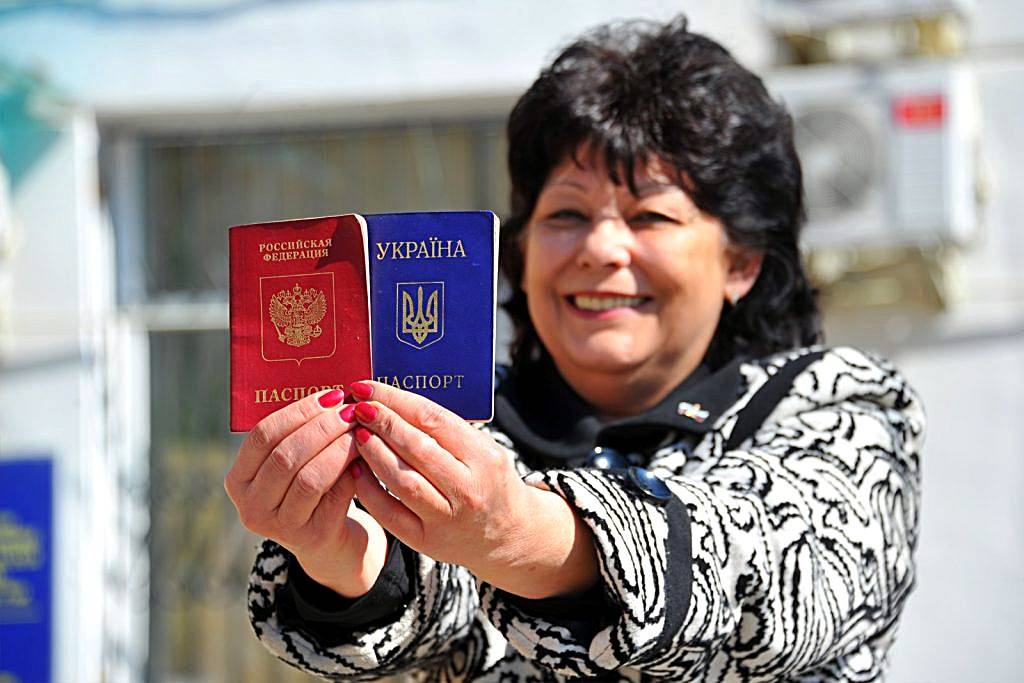 Жителей Донбасса начинают отговаривать от получения российских паспортов