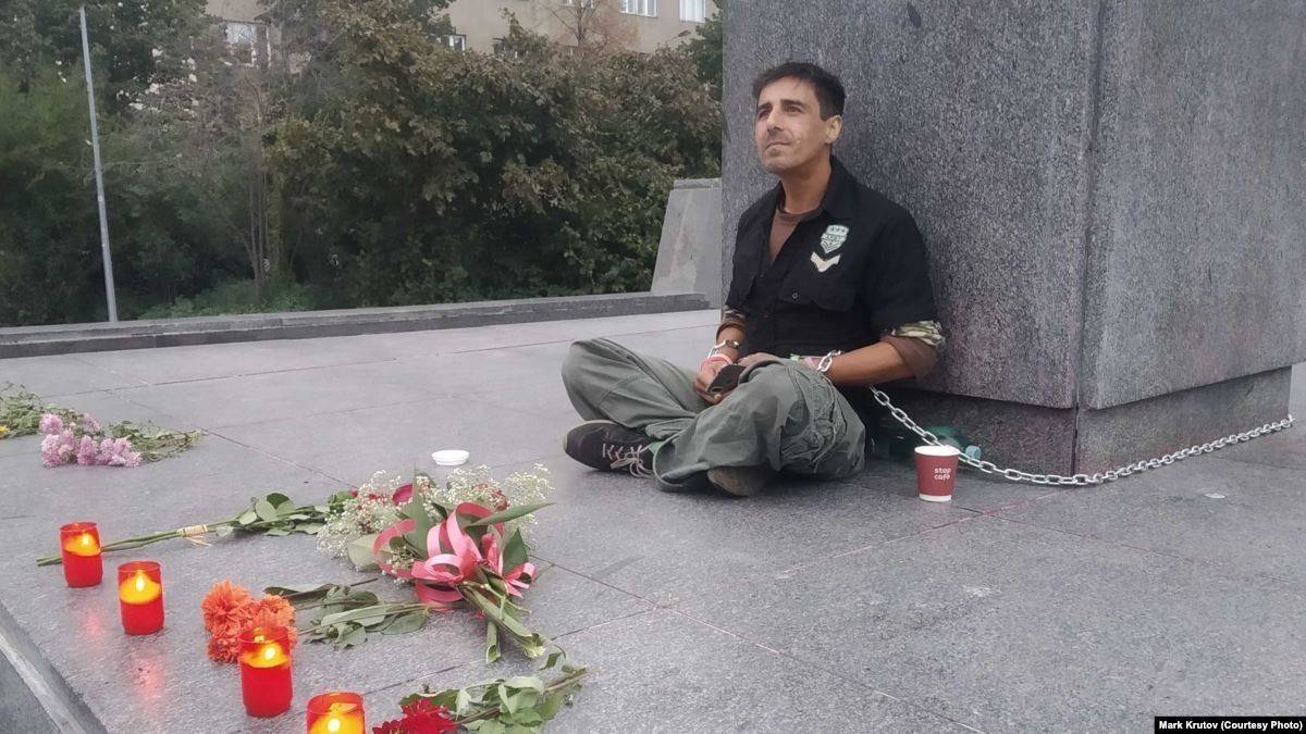В Праге некий активист приковал себя цепью к памятнику Конева