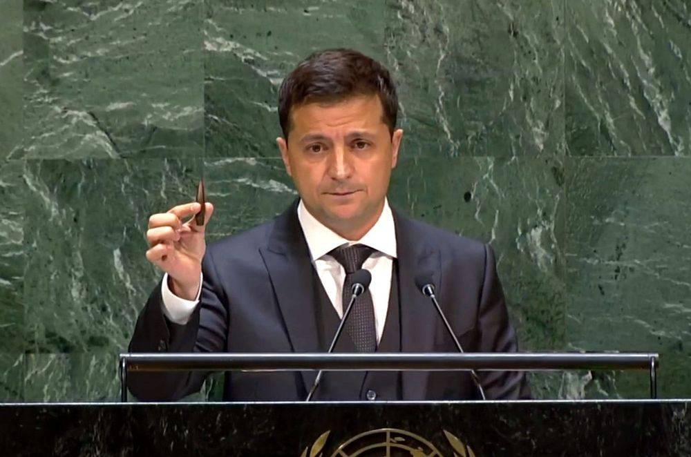 По стопам Порошенко: Зеленский показал пулю по время выступления в ООН