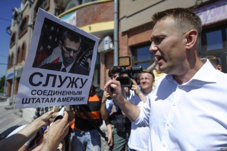 Почему Навальный не комментирует коррупцию в США?