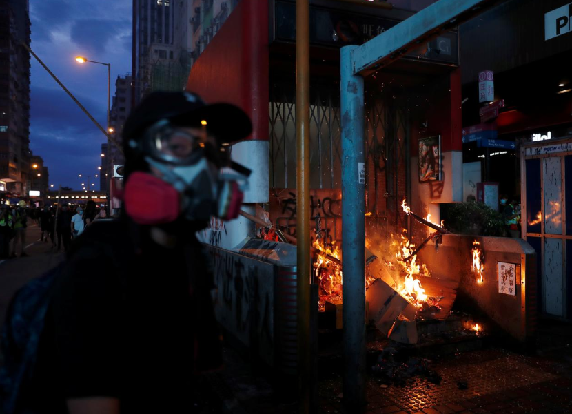 Маски сорваны: протестующие в Гонконге провоцируют армию Китая на конфликт