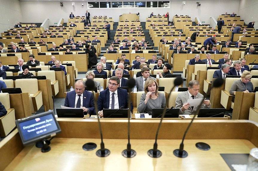 Бесполезные депутаты: как парламентарии голосуют в Госдуме