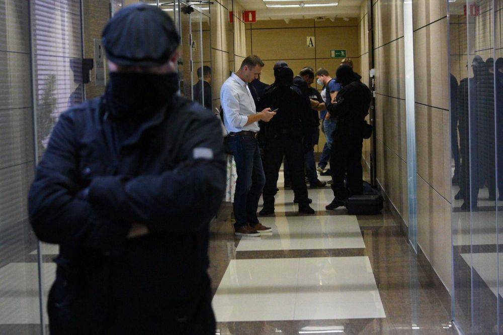 По всей России идут обыски в офисах Навального, арестованы счета ФБК