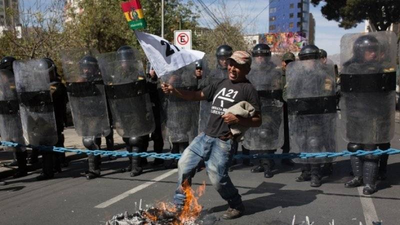 Боливия устала от благопристойного облика Моралеса, но потерпит