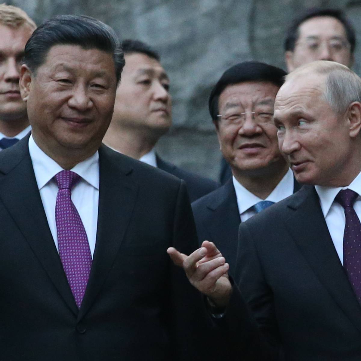 Уязвимость России и Китая сохранит лидерство США в мире