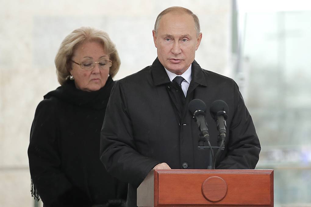 Опубликованы фото памятника Примакову, который открывал Путин