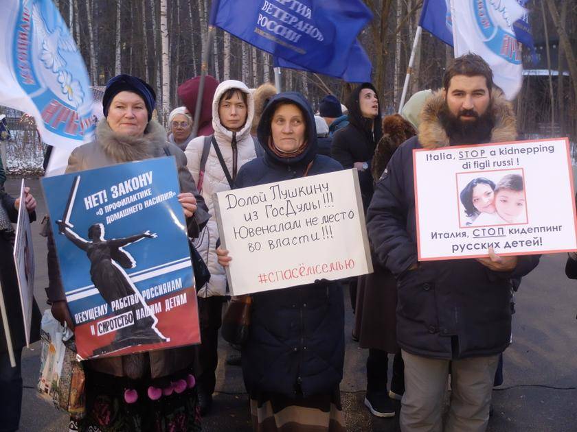В Москве родители вышли на улицу против «профилактики домашнего насилия»