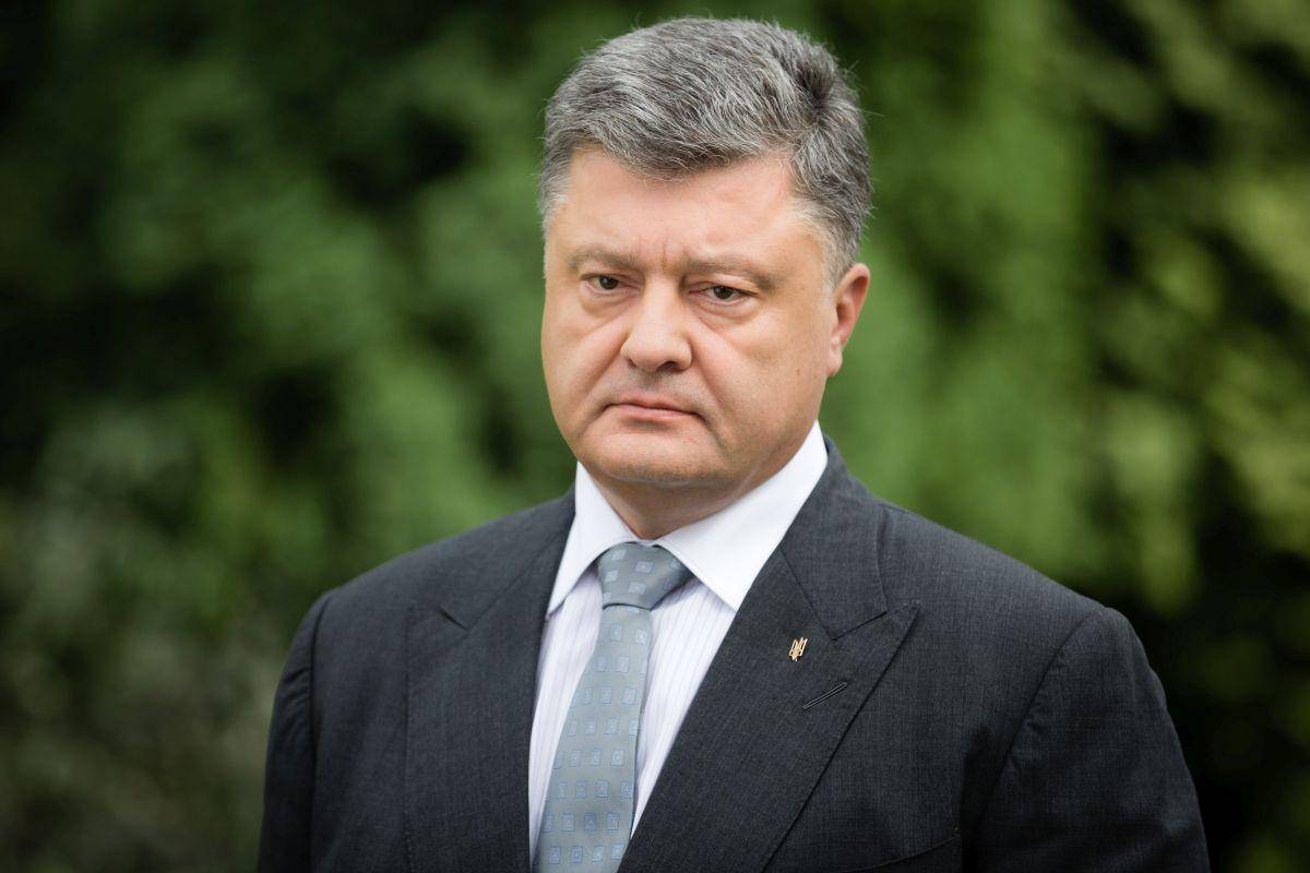 Порошенко, игнорируя допросы, ездит по Украине и называет себя президентом