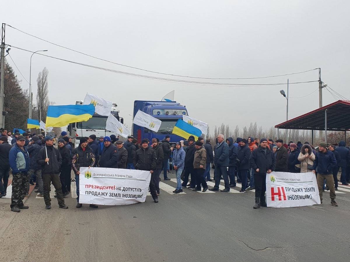 Украину захлестнула волна митингов против продажи земли иностранцам