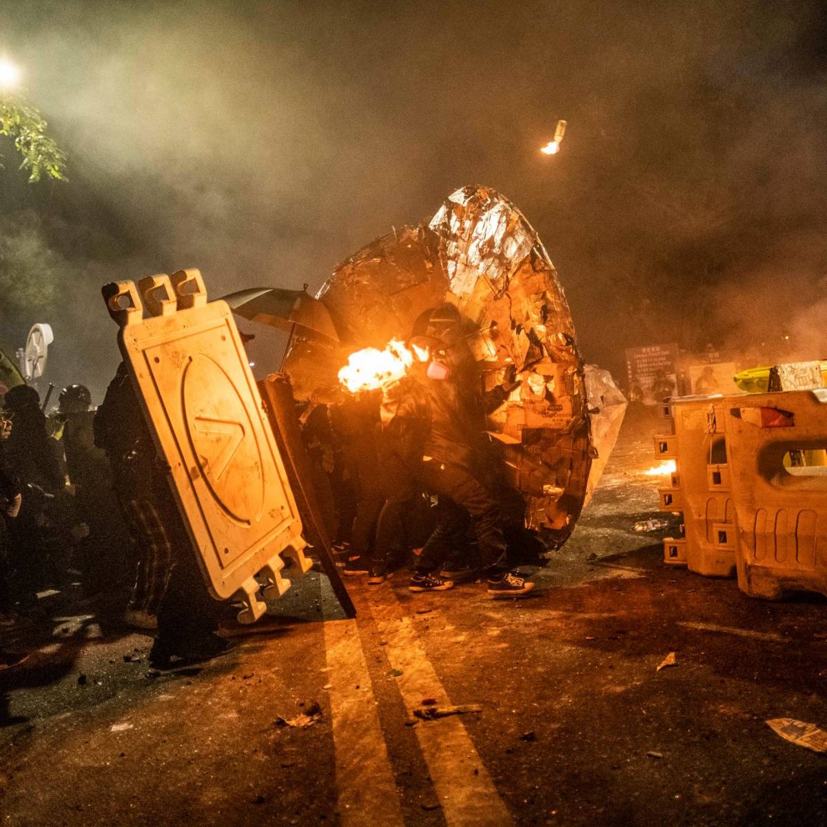 Хаос в Гонконге: уличные бои, «коктейли Молотова» и транспортный коллапс