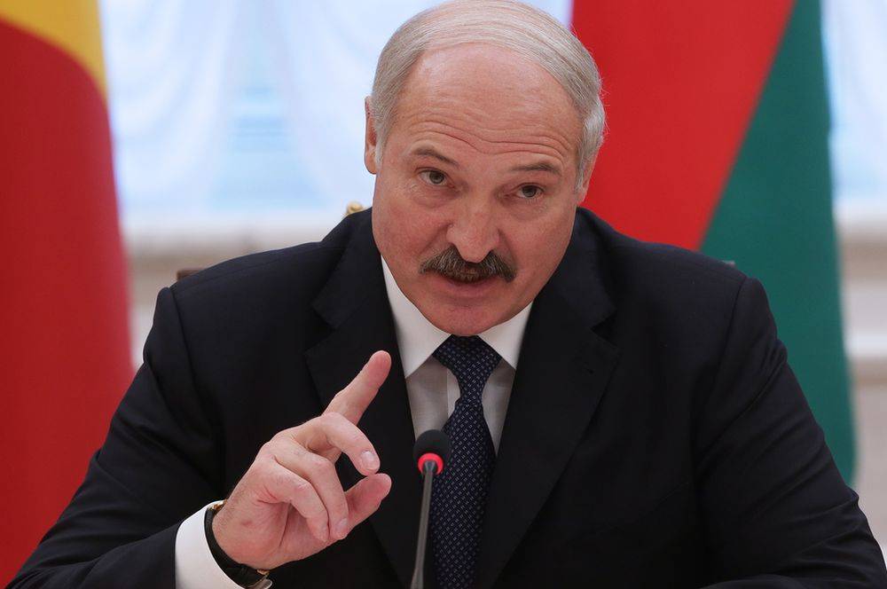Лукашенко: Россияне могли бы отдавать нам оружие бесплатно
