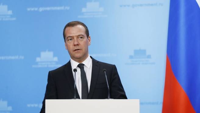 Рейтинг Медведева резко упал Рейтинг Медведева резко упал