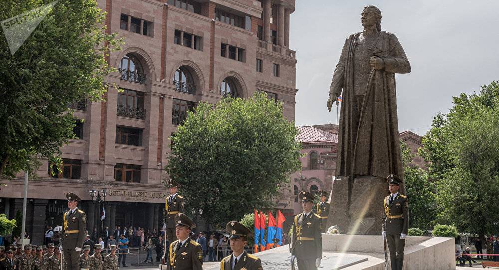 Кому поставлен монумент в центре Еревана