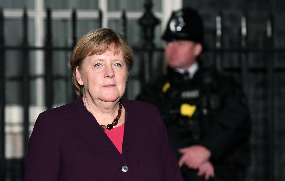 Высылка дипломатов: Меркель переключает внимание обывателей и политиков