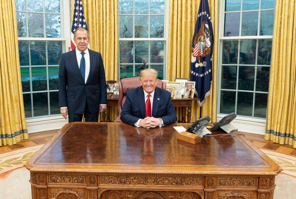 «В отставку, предатель!»: американцы не оценили совместное фото Лаврова и Трампа