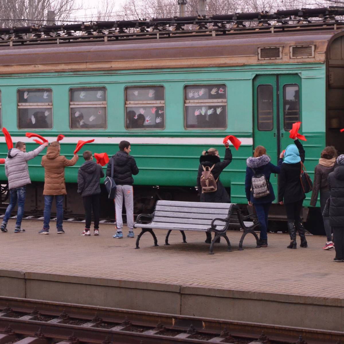 Поезда в Донбасс и разведение войск: почему Украина стала миролюбивой?