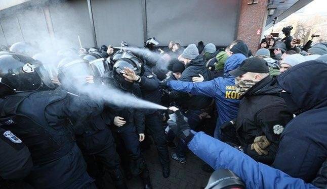 Камни и слезоточивый газ: в Киеве столкновения полиции с националистами