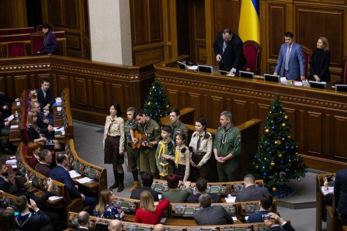 Детям Украины «слуги народа» под ёлочку подсунули «Пласт»