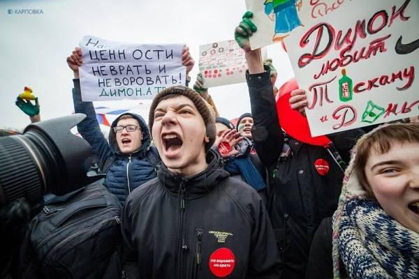 Кто на самом деле «качает режим Кремля» под масками «российских школьников»