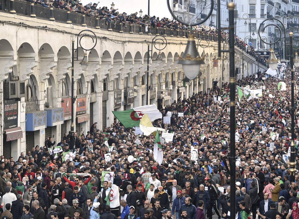 «Мы продолжаем борьбу»: алжирцы требуют отстранить военных от власти